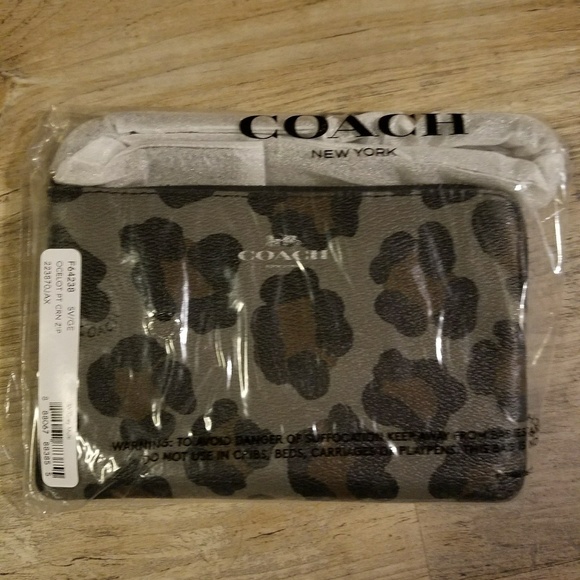 🖤HP🖤AUTHENTIC COACH WRISTLET - Picture 2 of 5